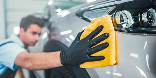 Opérateur ParkWash utilisant une microfibre pour un lavage sans eau